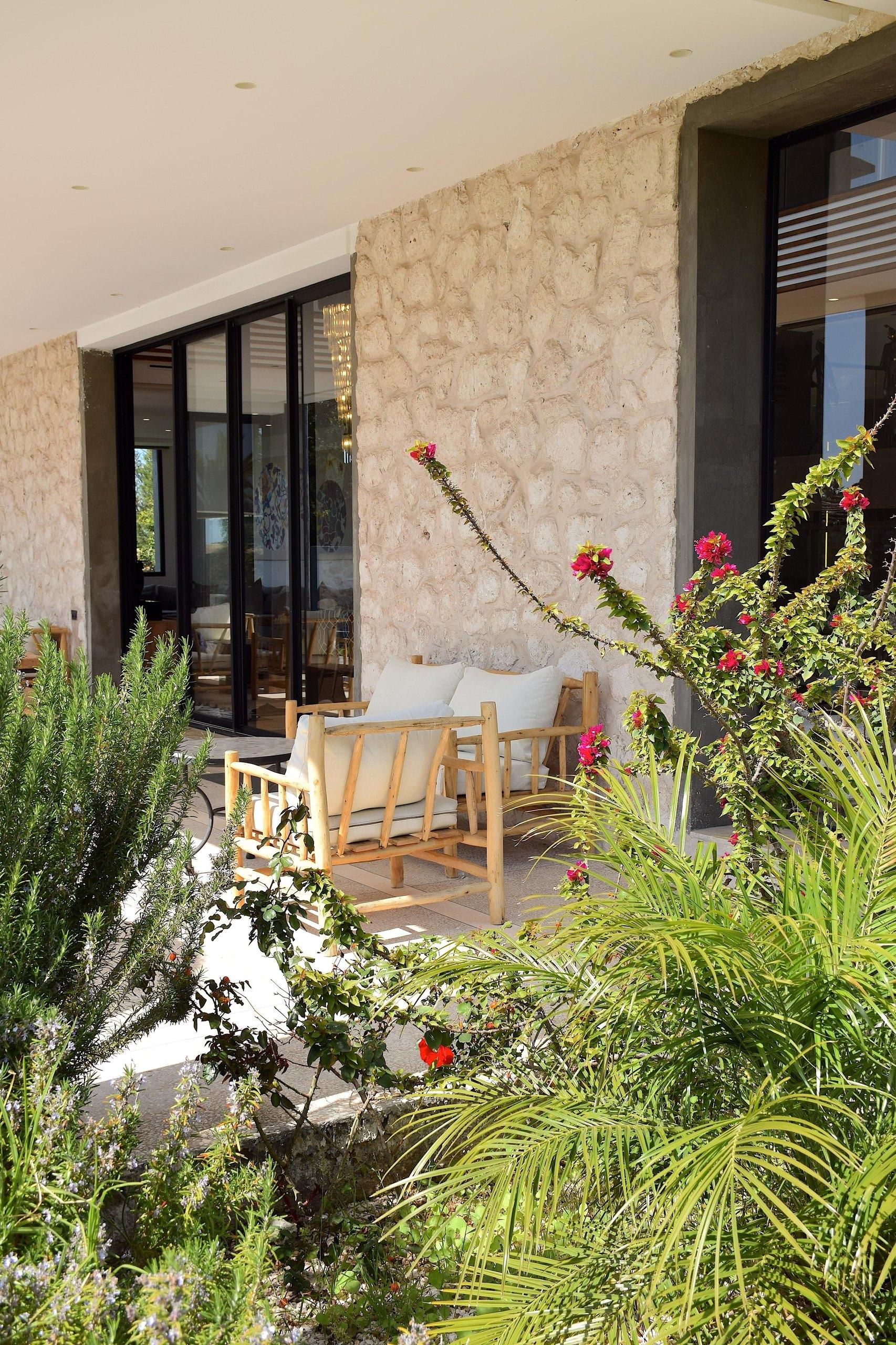 La terrasse de pierre sèche qui surplombe le jardin.