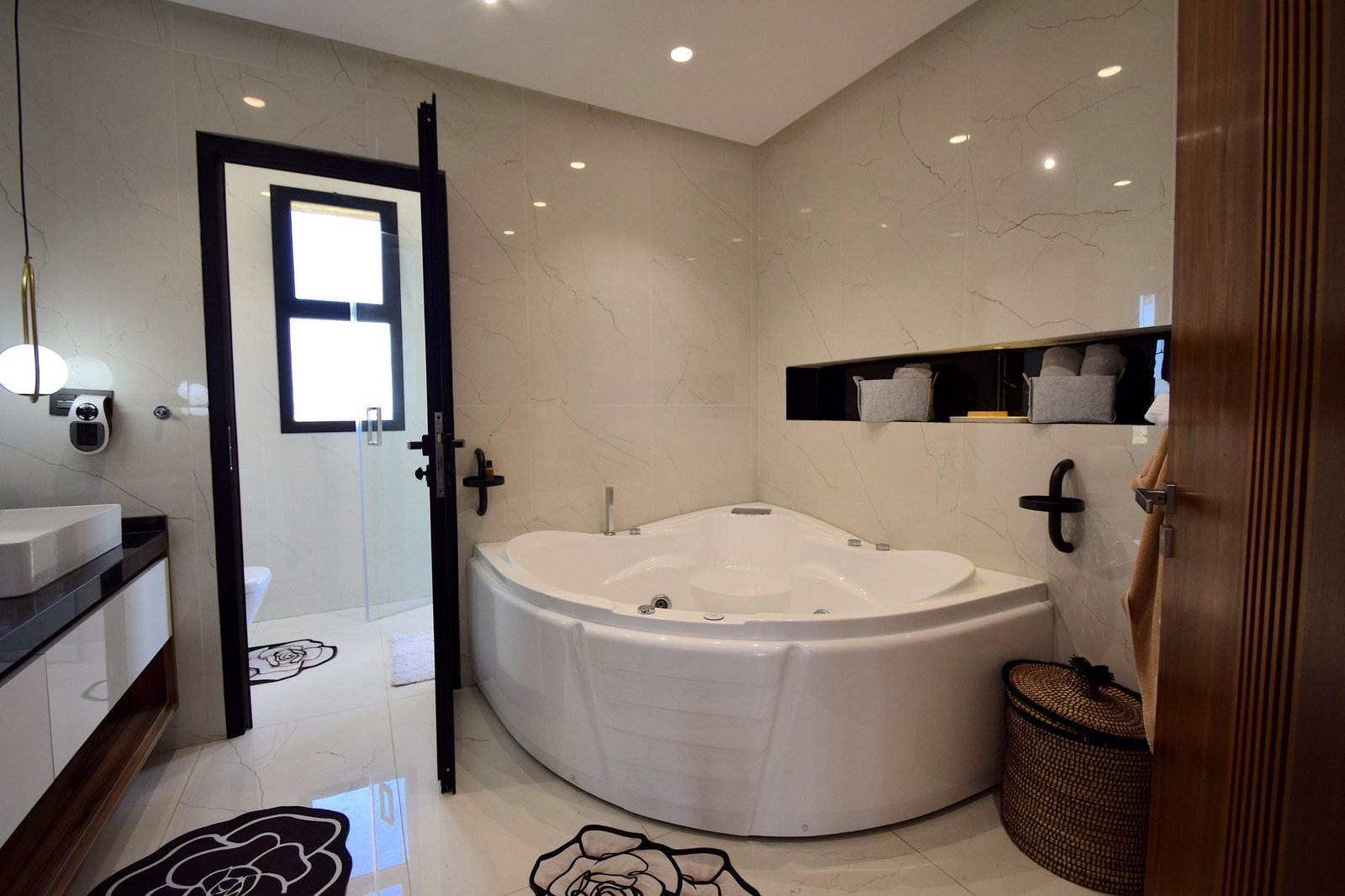 Baignoire d'angle dans une suite de la villa Octagon