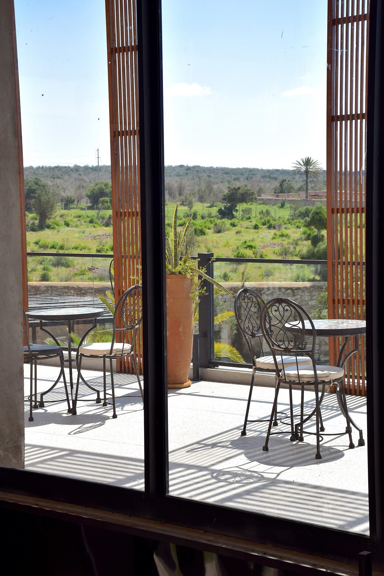 Balcon privé avec table et vue sur la campagne