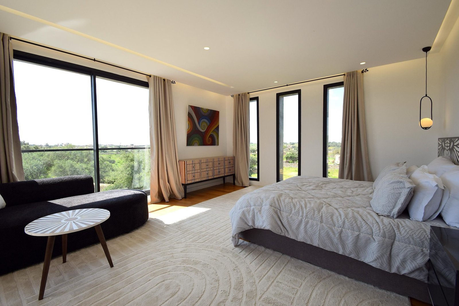 Chambre avec coin salon et vue sur la campagne