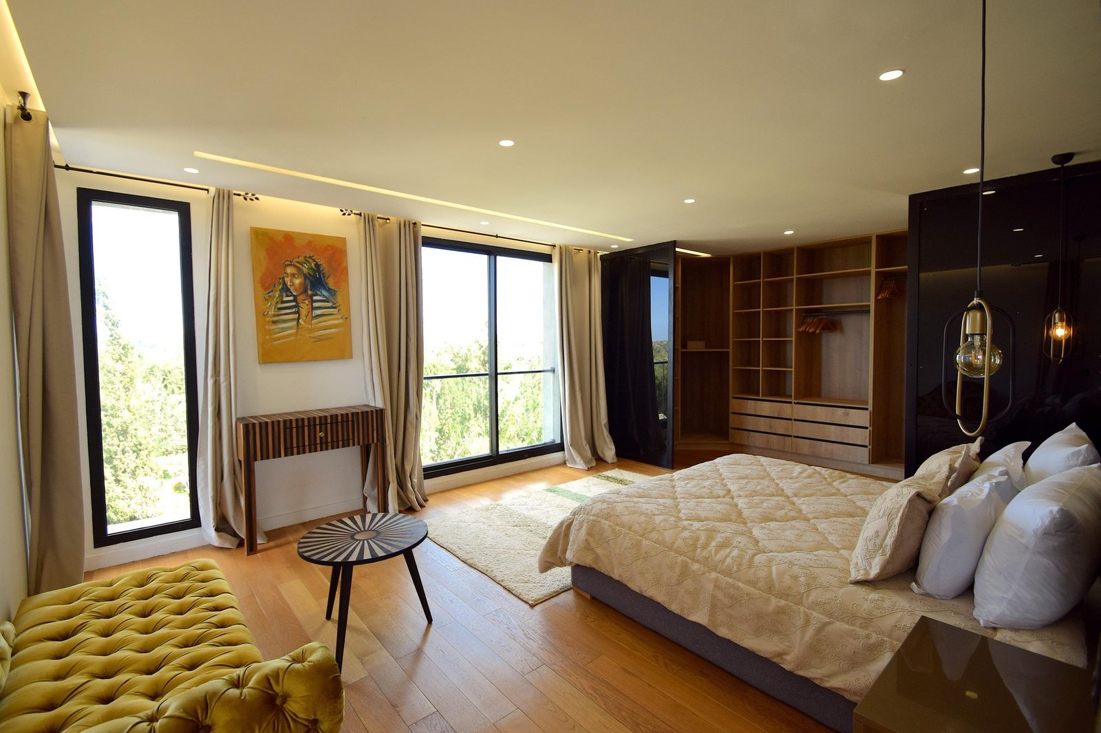 Chambre avec dressing en bois et grandes fenêtres