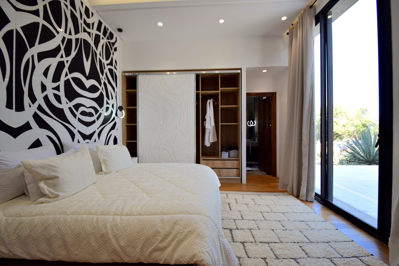 Chambre avec dressing ouvert et accès terrasse