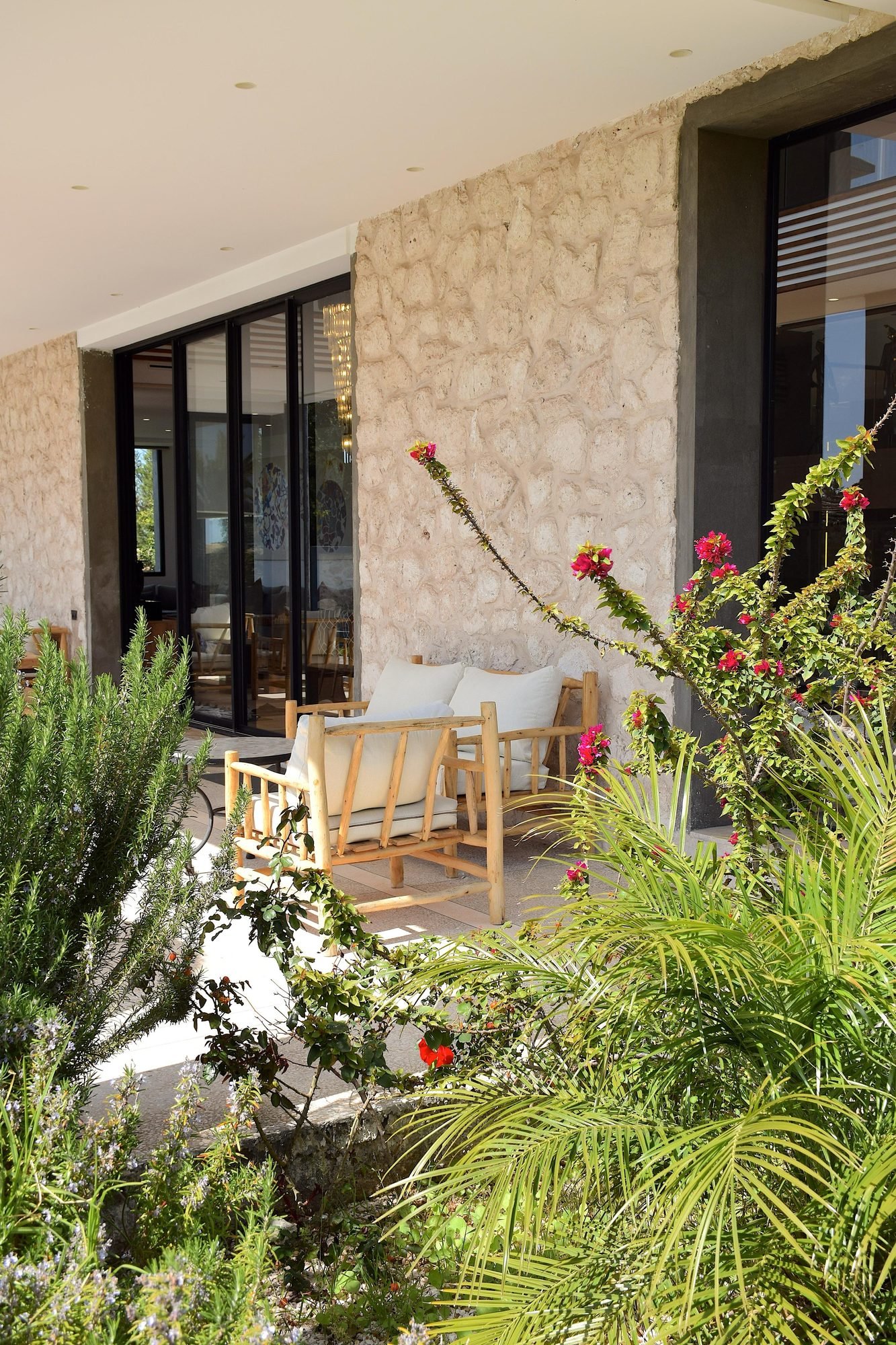 Coin salon extérieur fleuri le long de la villa