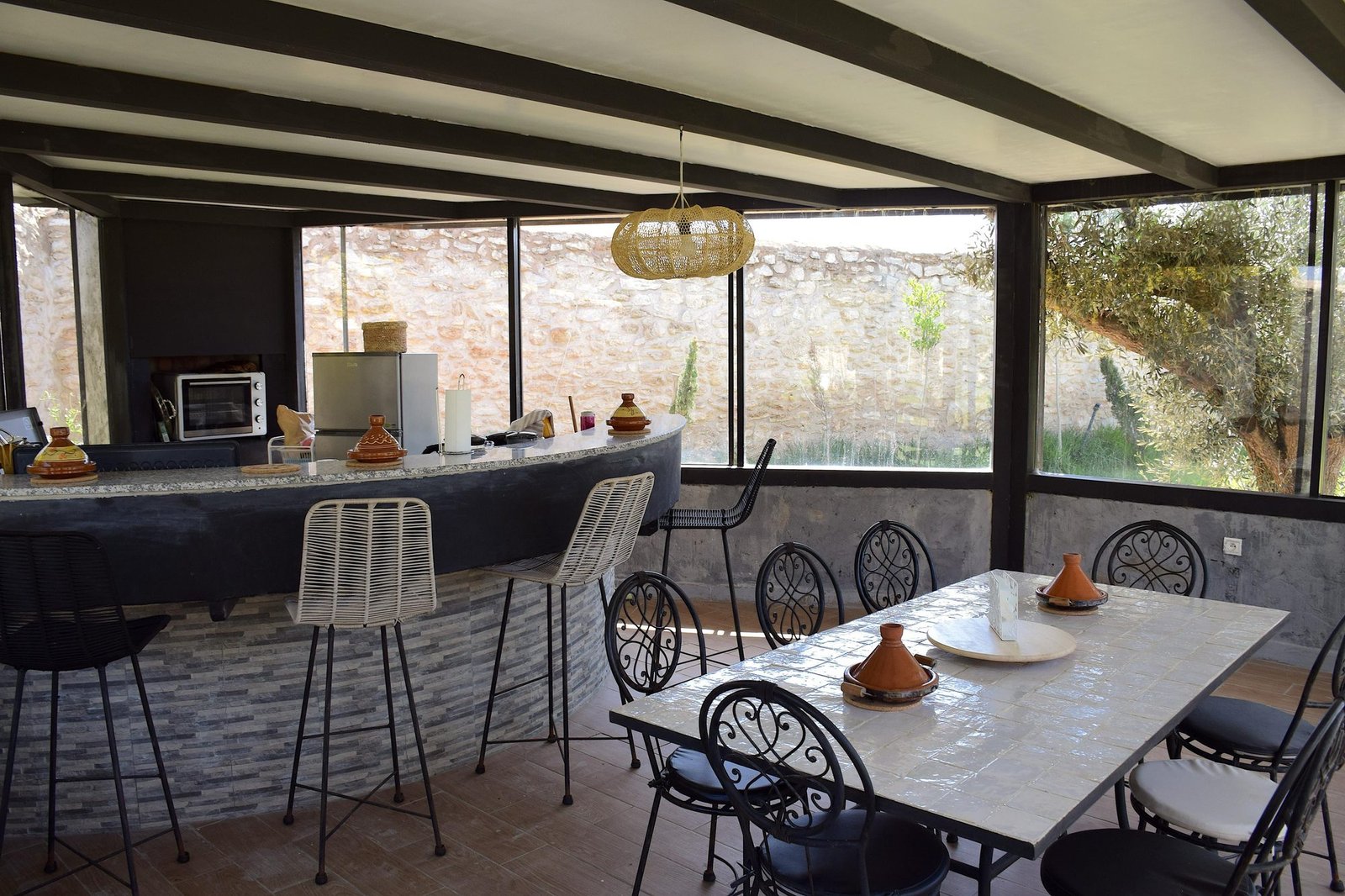 Cuisine extérieure équipée et sa grande table, villa Octagon