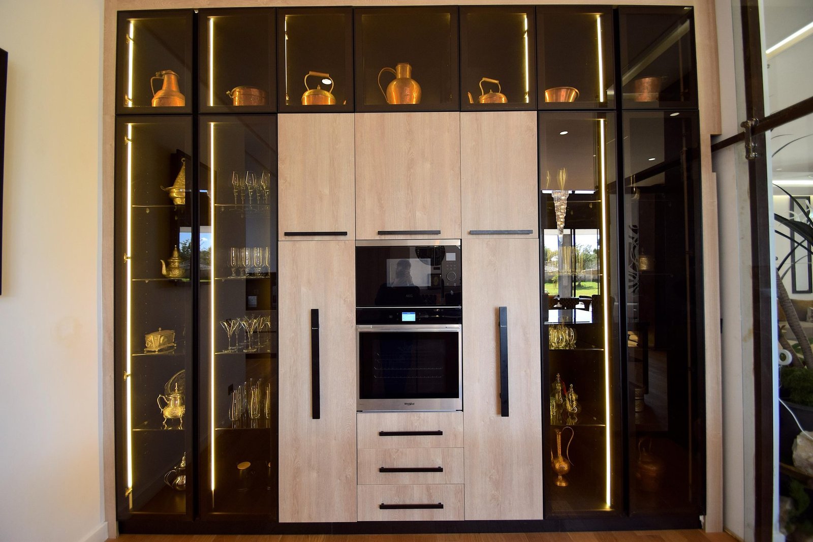 Cuisine équipée avec four et vitrines éclairées