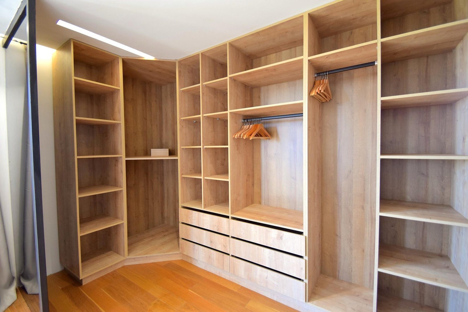 Grand dressing en chêne clair, villa Octagon