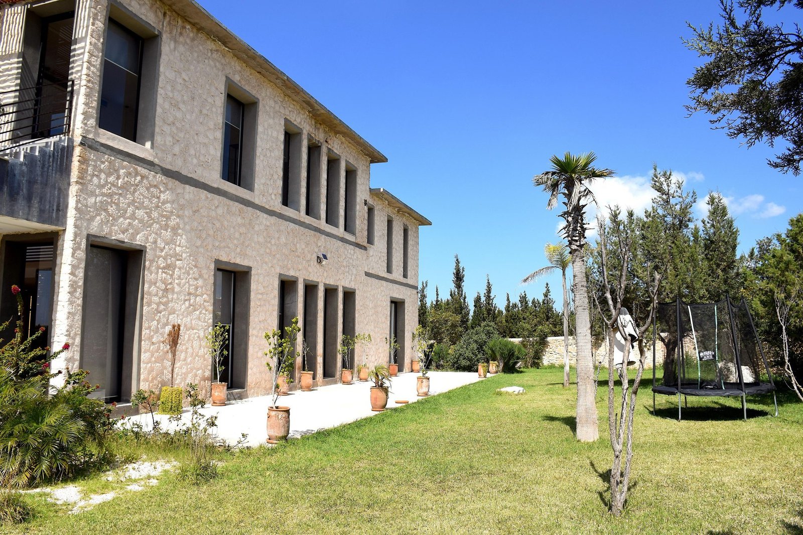 Façade en pierre de la villa Octagon côté jardin