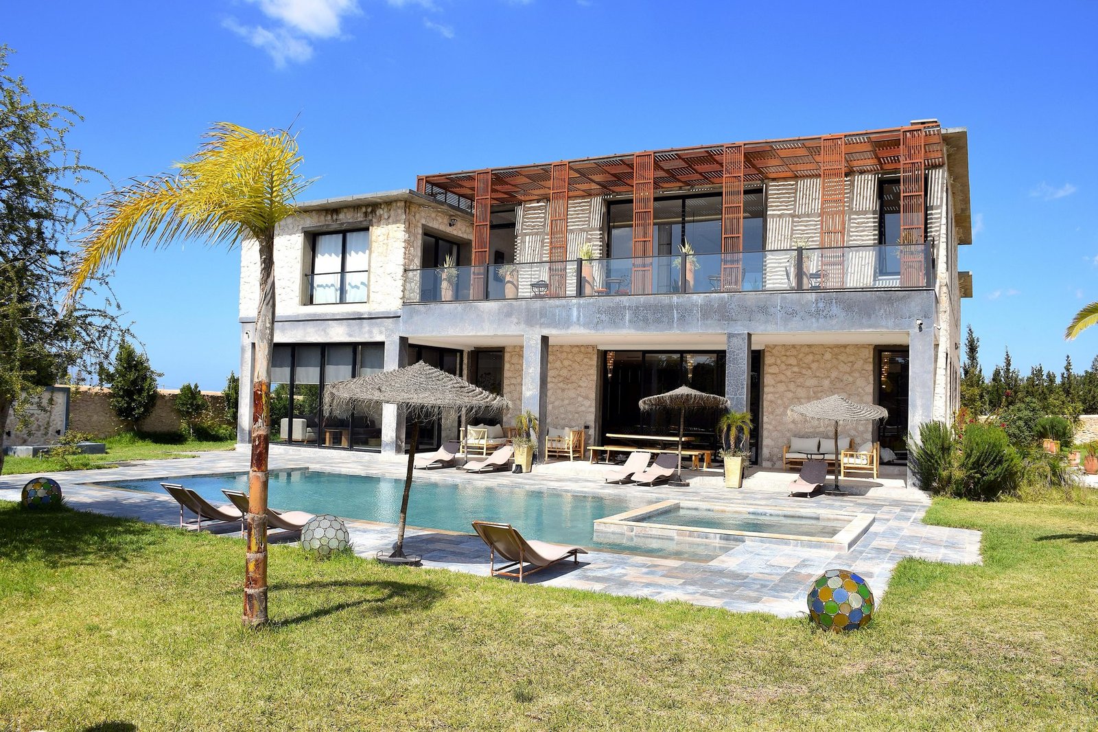 La villa Octagon et sa piscine vues depuis la pelouse