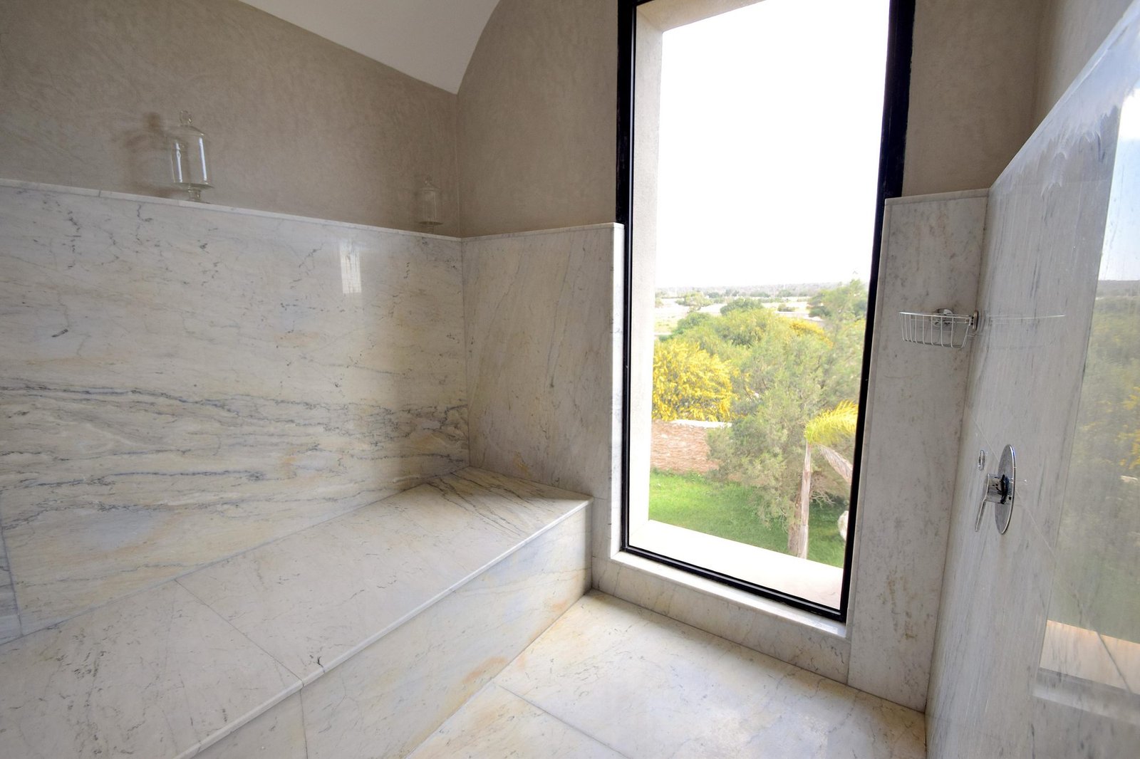 Banc de marbre du hammam de la villa Octagon