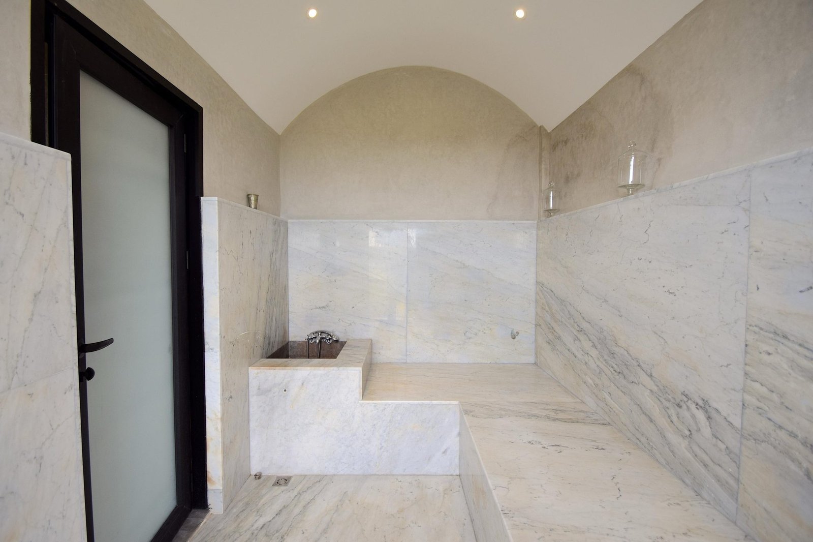 Hammam privé en marbre de la villa Octagon