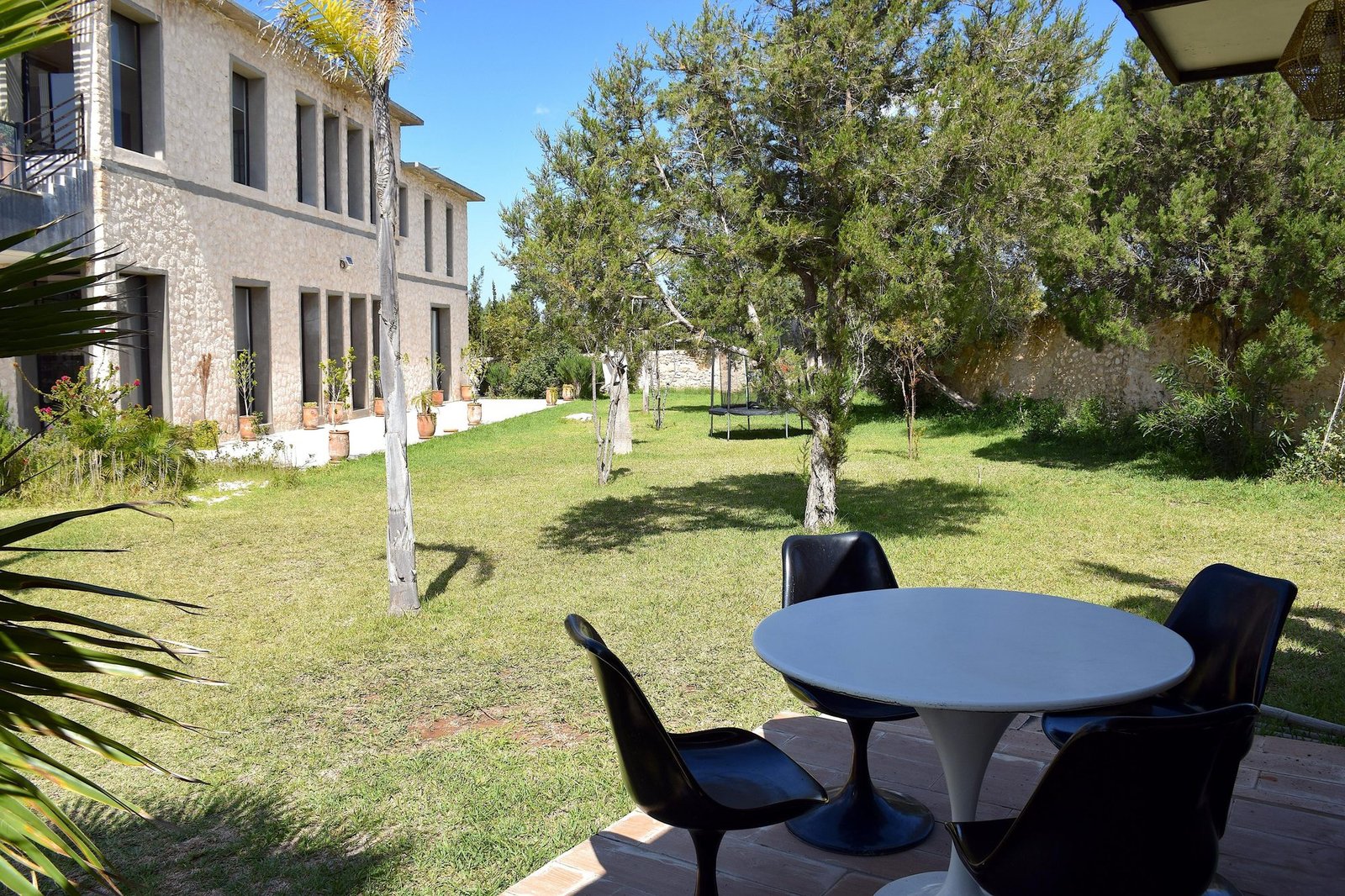 Coin repas dans le jardin arboré de la villa Octagon