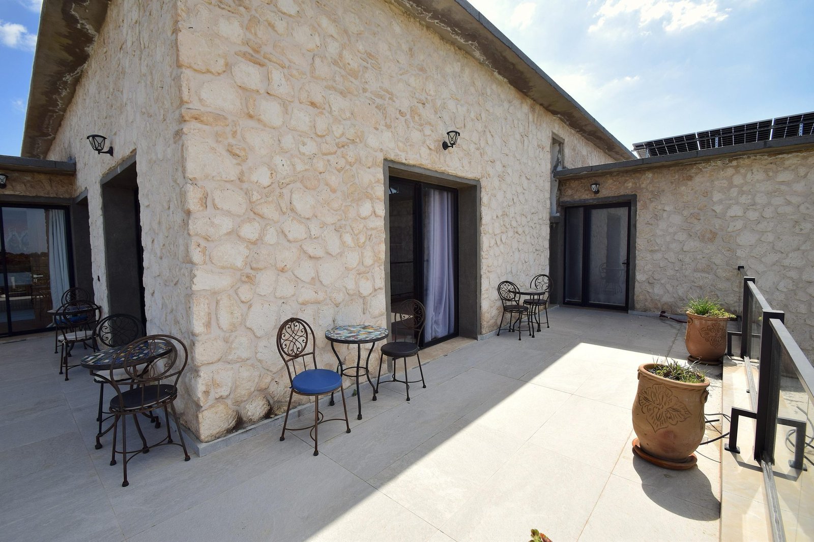 Patio en pierre de la villa Octagon