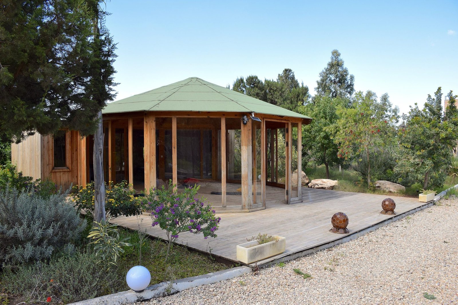 Le pavillon de yoga vu depuis le jardin clos
