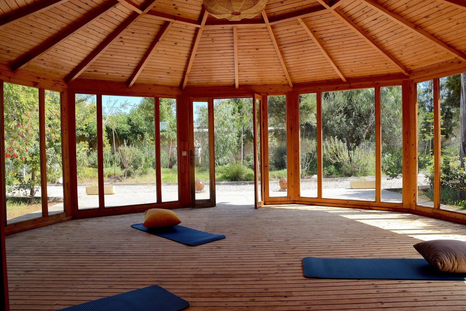 Intérieur du pavillon de yoga avec tapis, villa Octagon
