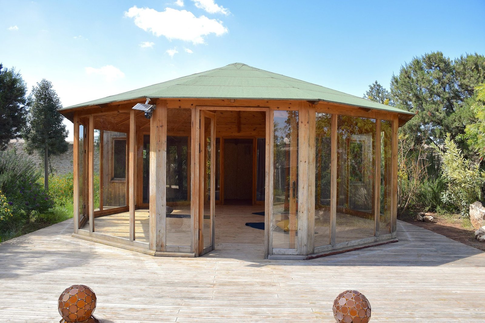 Pavillon de yoga en bois dans le jardin de la villa Octagon