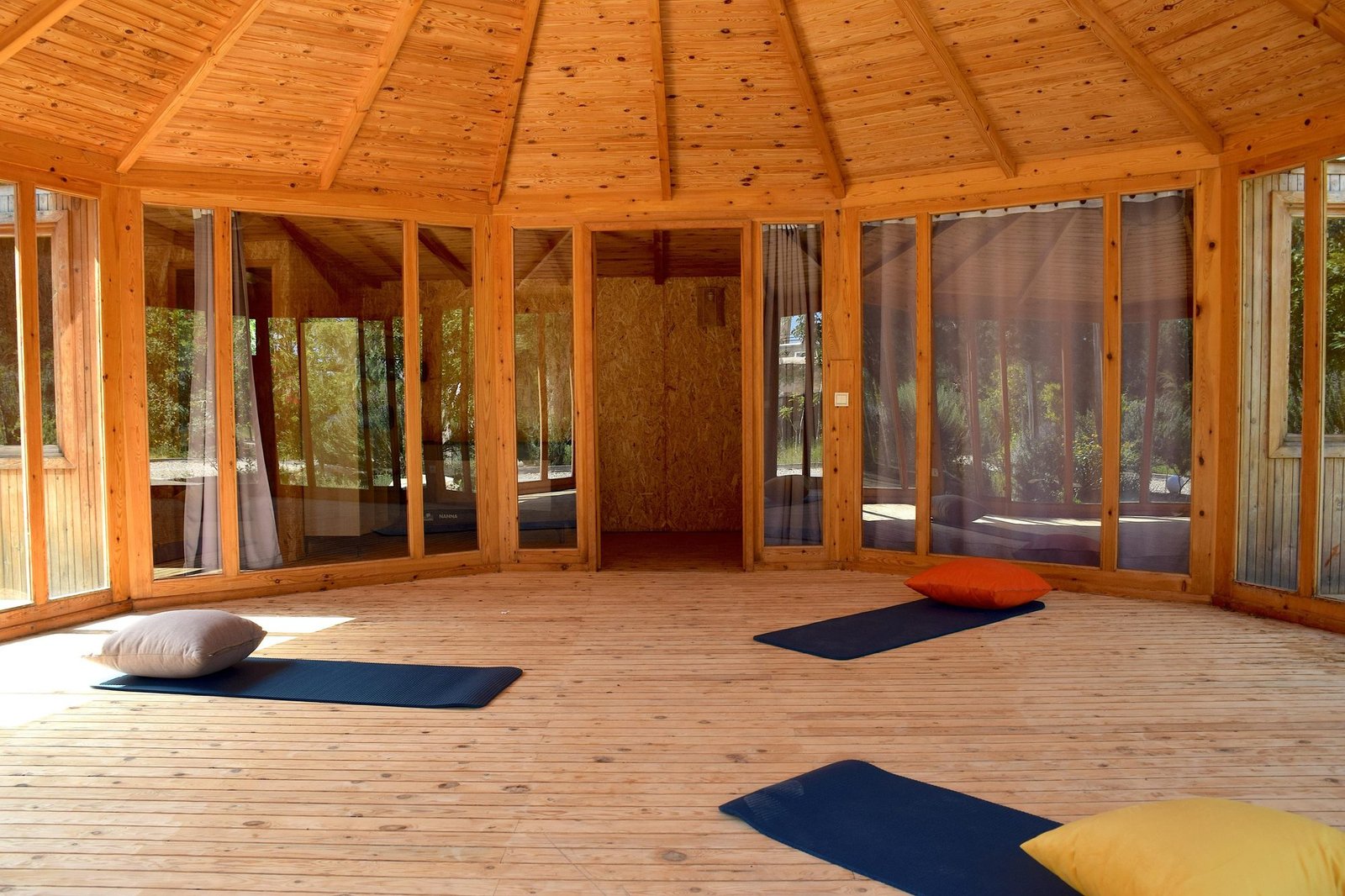 Pavillon de yoga prêt pour une séance, villa Octagon