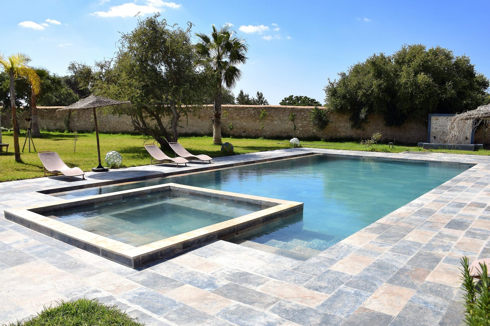 Piscine chauffée 12 x 6 m et bassin jacuzzi de la villa Octagon