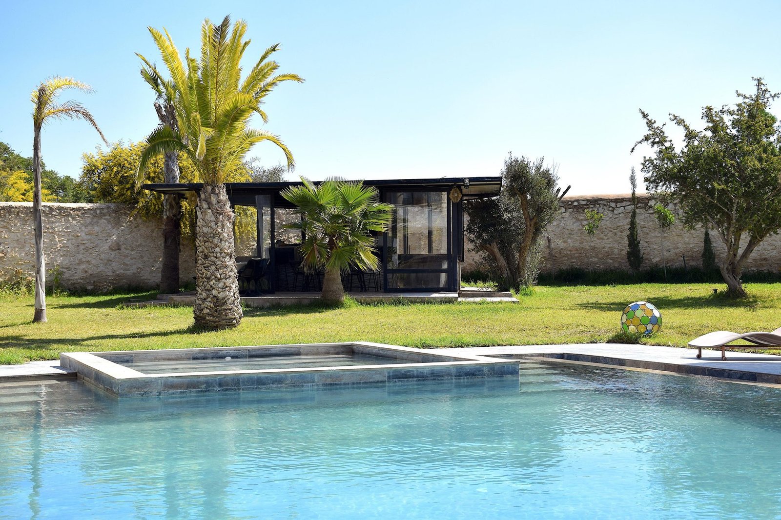 Piscine privée et pavillon au fond du jardin de la villa Octagon