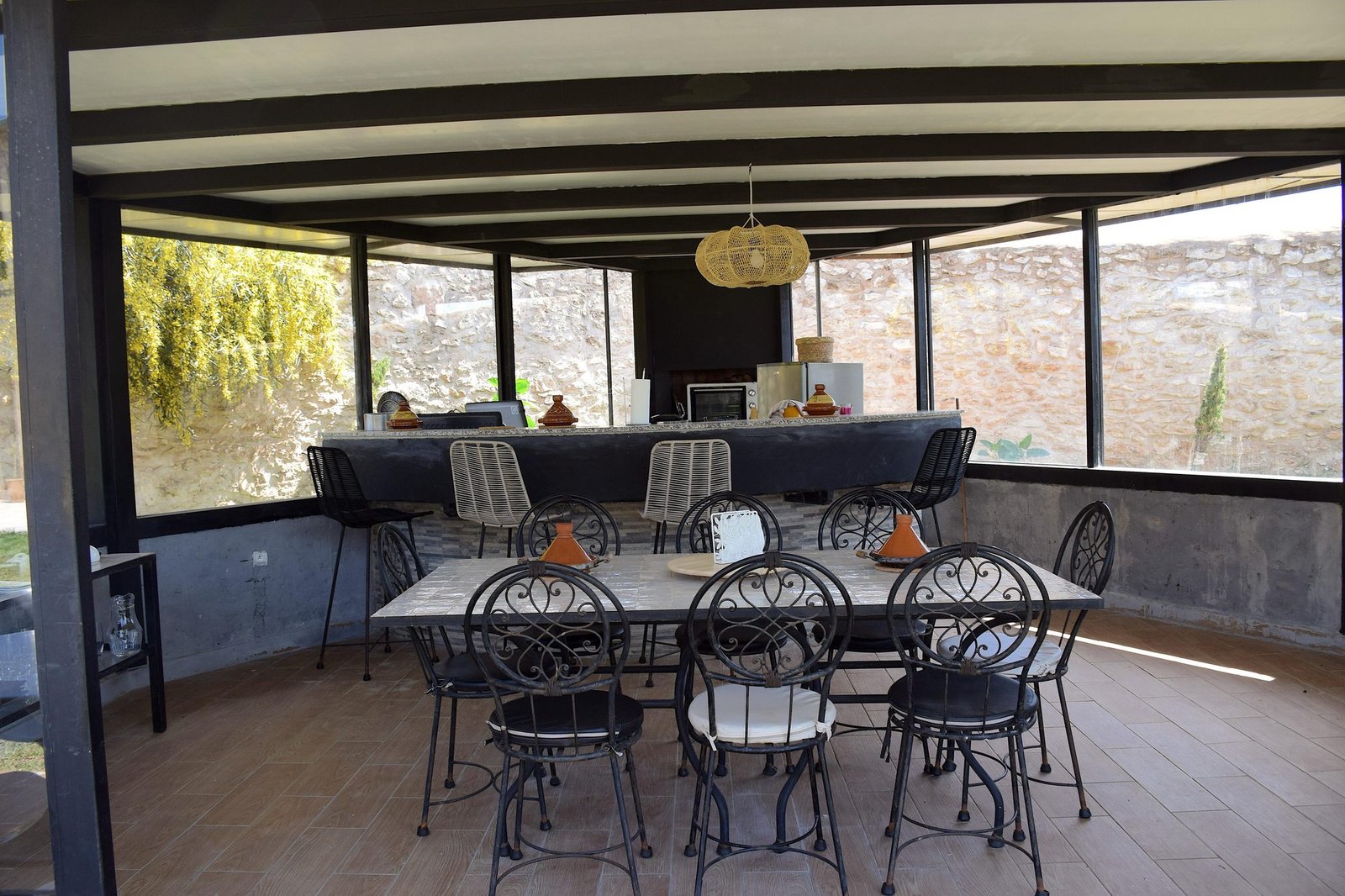 Salle à manger extérieure ouverte sur le jardin