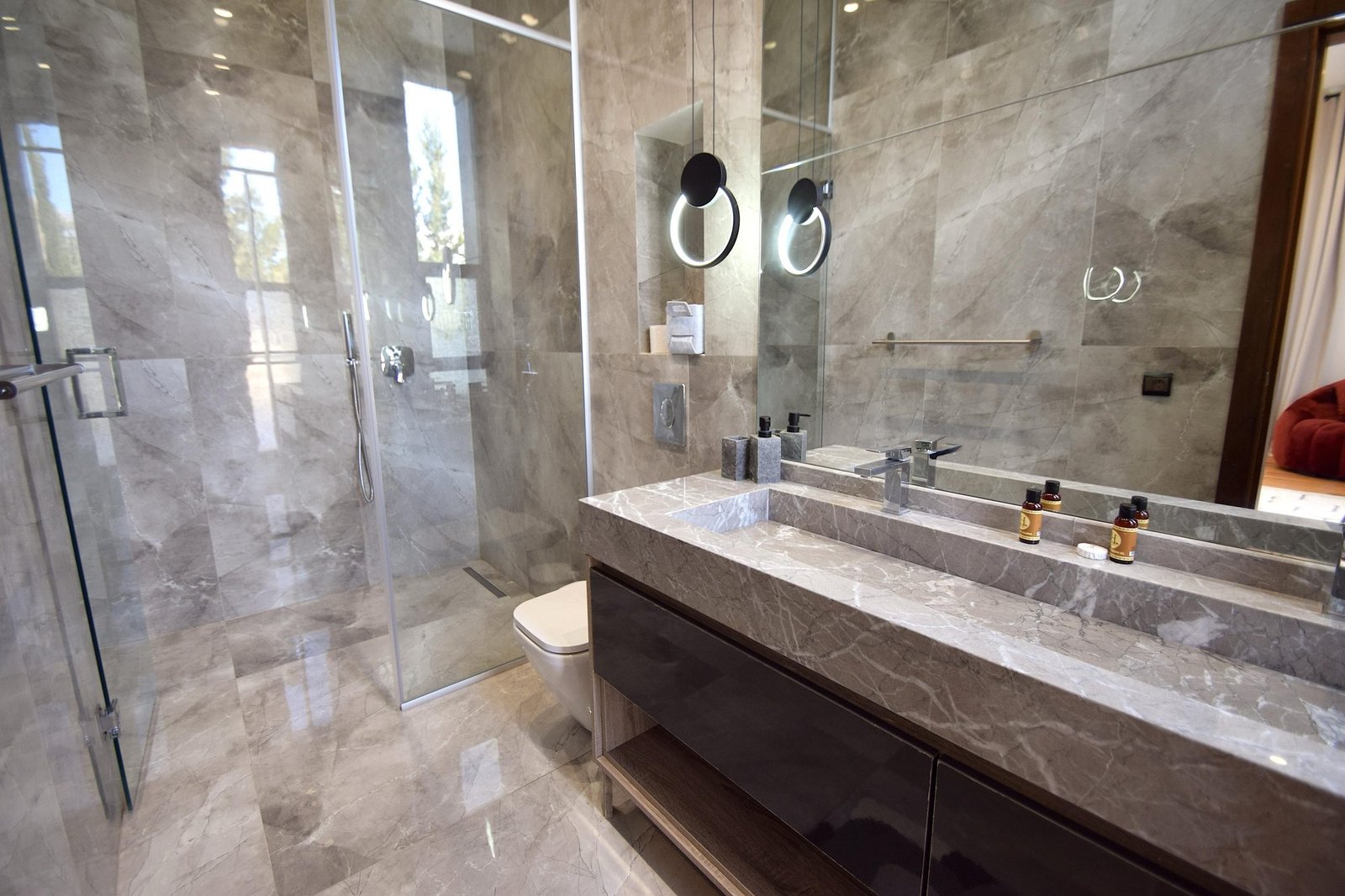 Salle de bain avec double vasque et douche vitrée