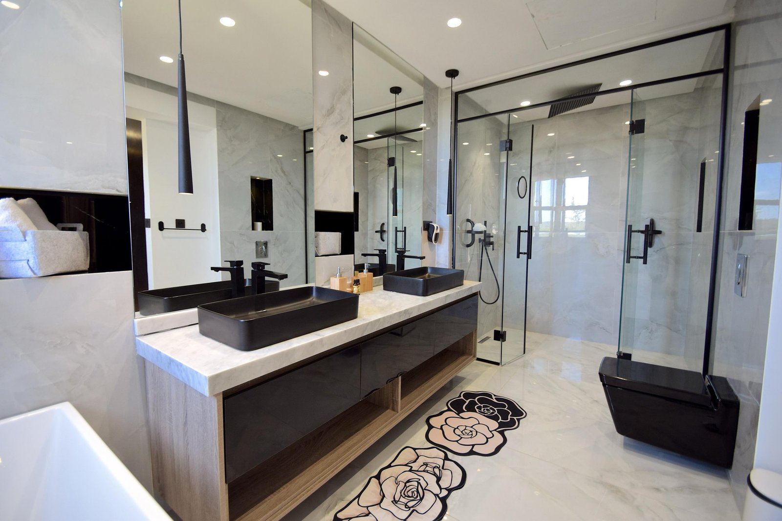 Salle de bain en marbre avec douche à l'italienne
