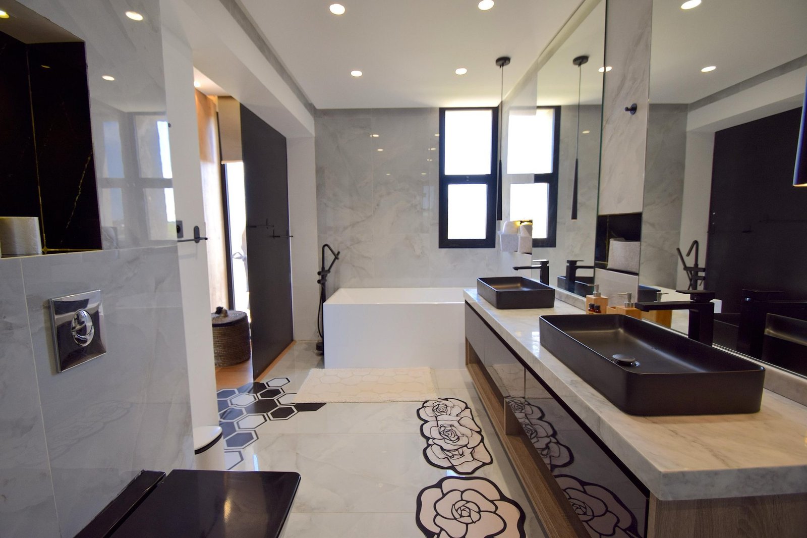 Salle de bain en marbre avec baignoire et double vasque