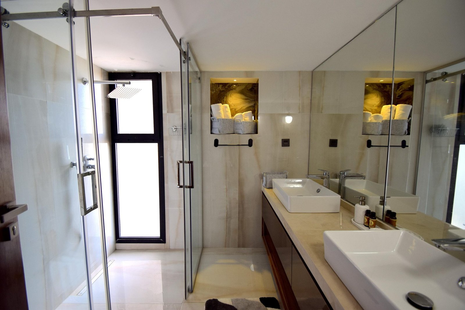 Salle de bain en marbre clair, villa Octagon