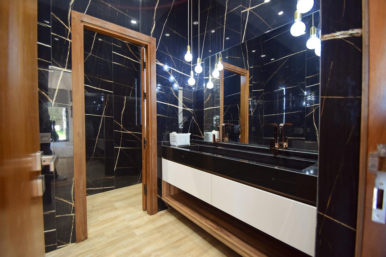 Salle de bain en marbre noir veiné, villa Octagon