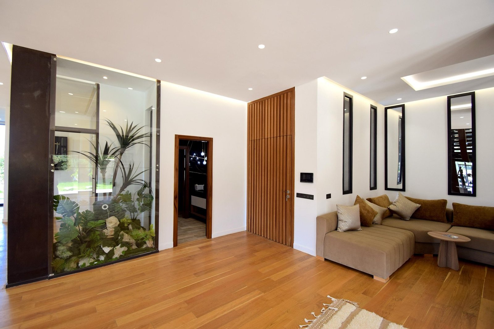Salon avec banquettes et jardin intérieur