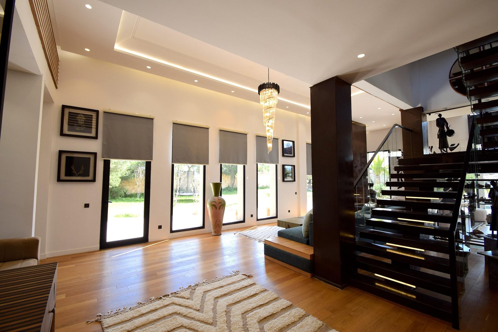 Séjour et escalier design de la villa Octagon