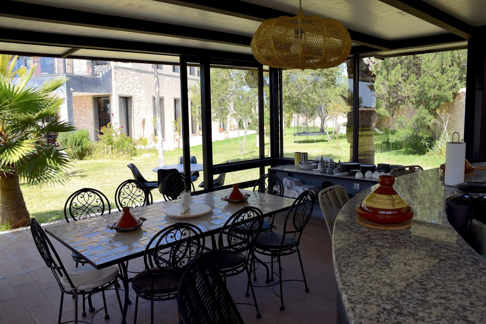 Table dressée avec tajines dans la véranda de la villa