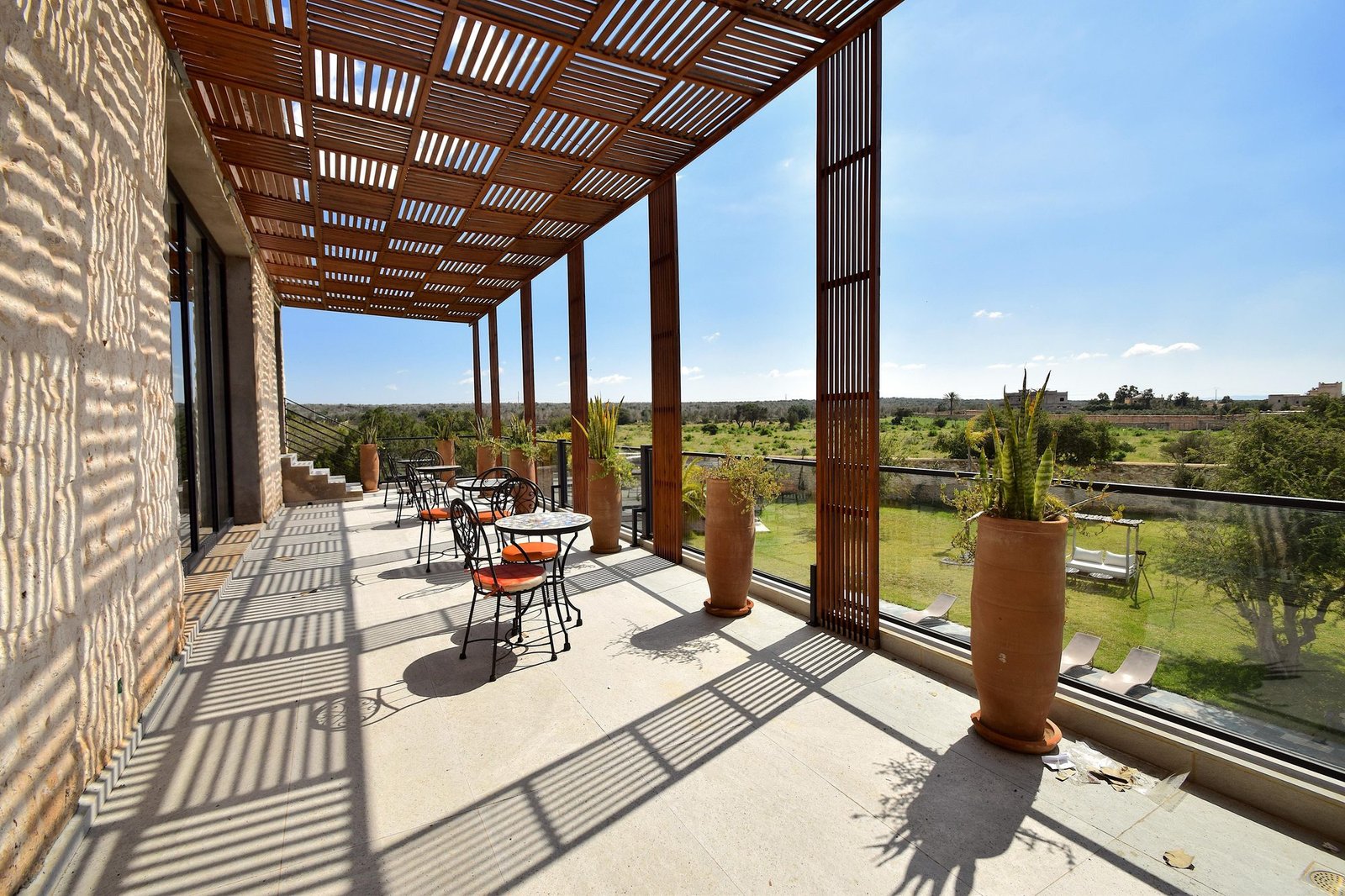 Terrasse couverte en claustra de bois, villa Octagon