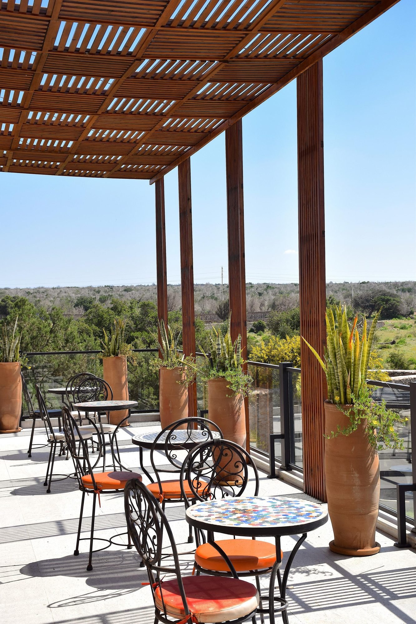 Terrasse sous pergola avec vue sur la campagne d'Essaouira
