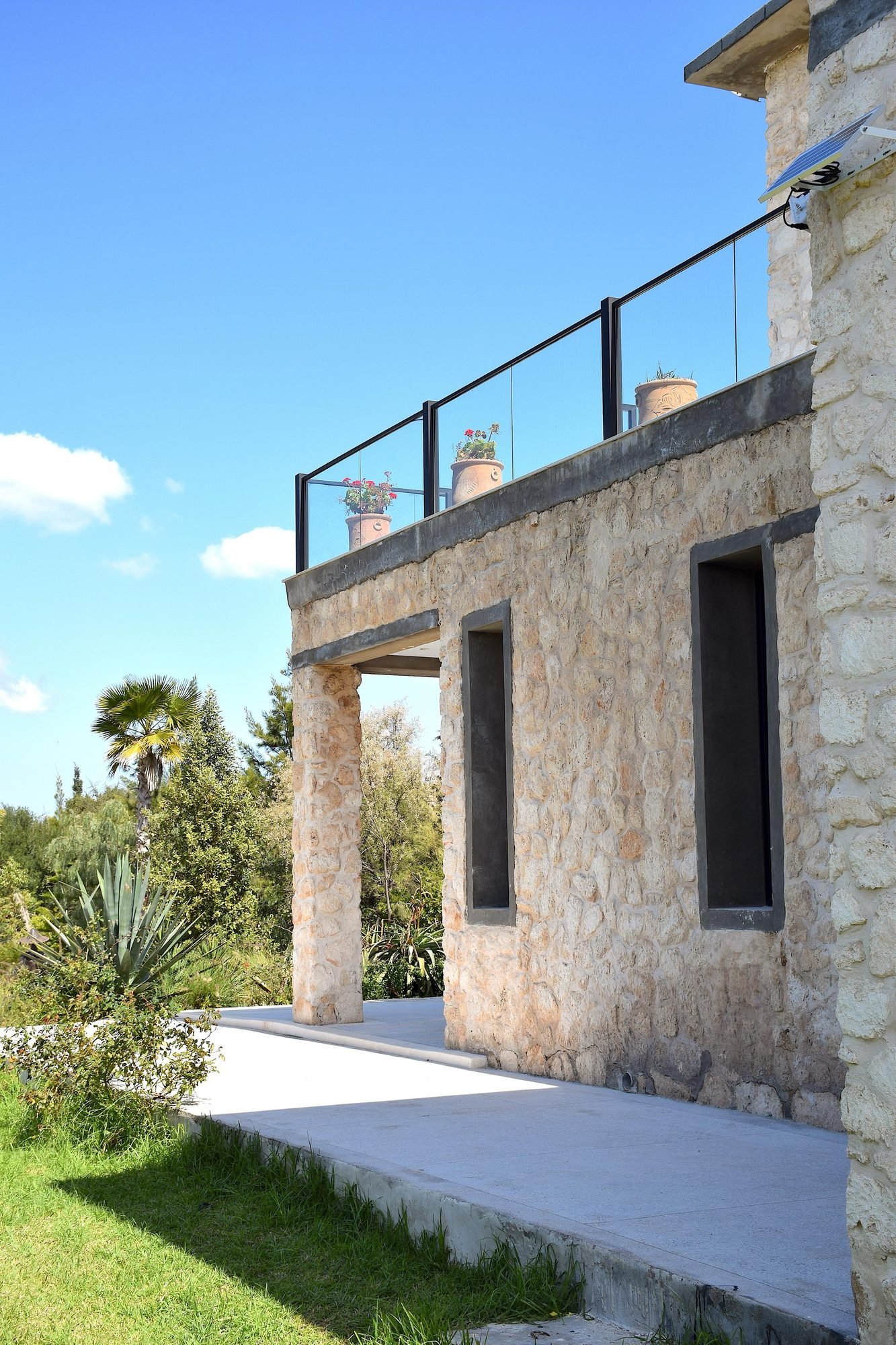 Terrasse en pierre donnant sur le jardin