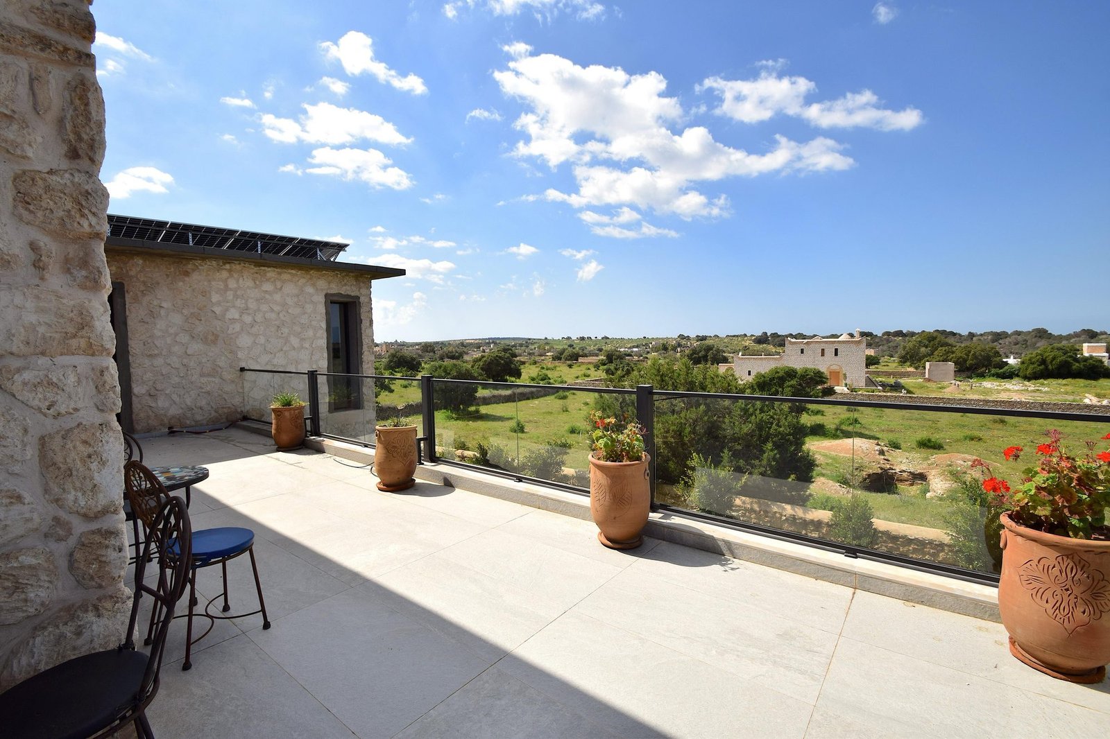 Terrasse de la villa Octagon ouverte sur la campagne